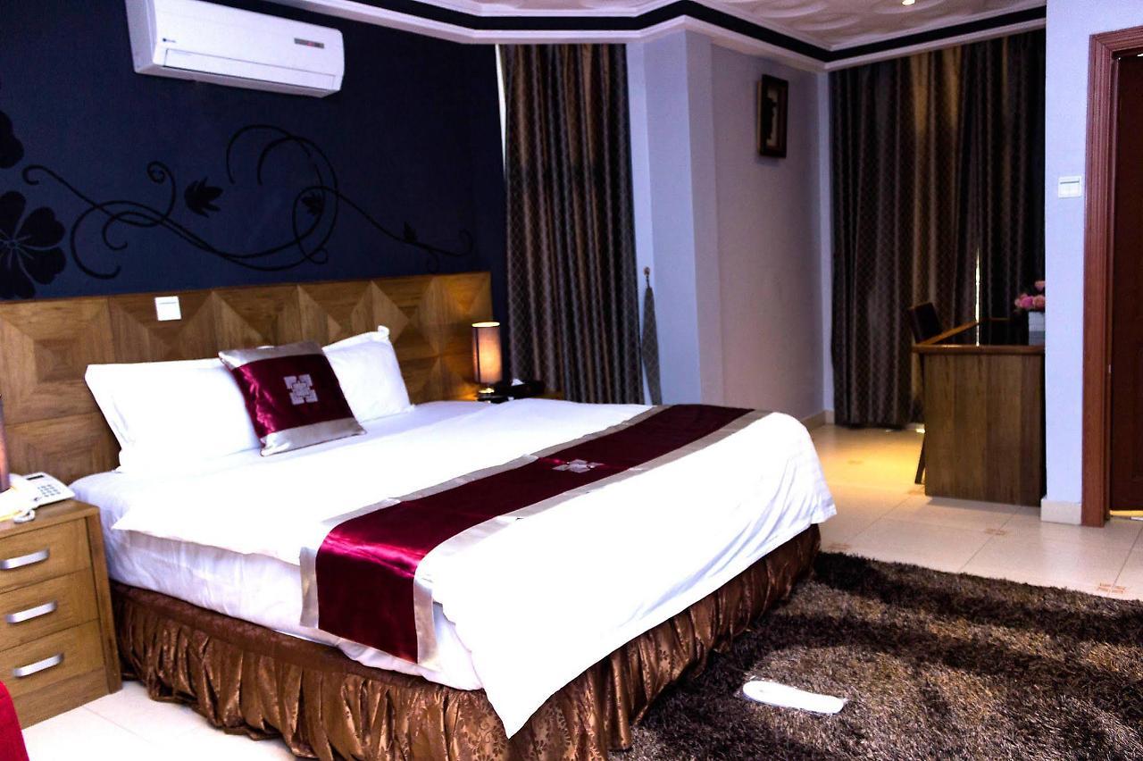Airport West Hotel Akra Dış mekan fotoğraf