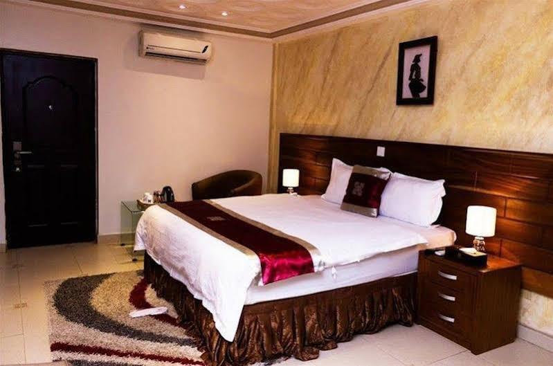 Airport West Hotel Akra Dış mekan fotoğraf