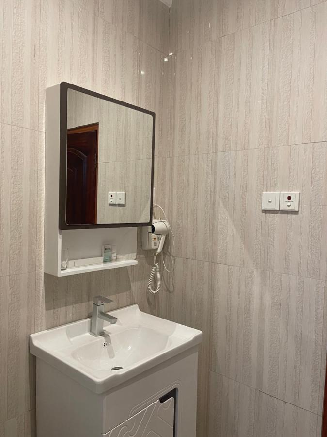 Airport West Hotel Akra Dış mekan fotoğraf