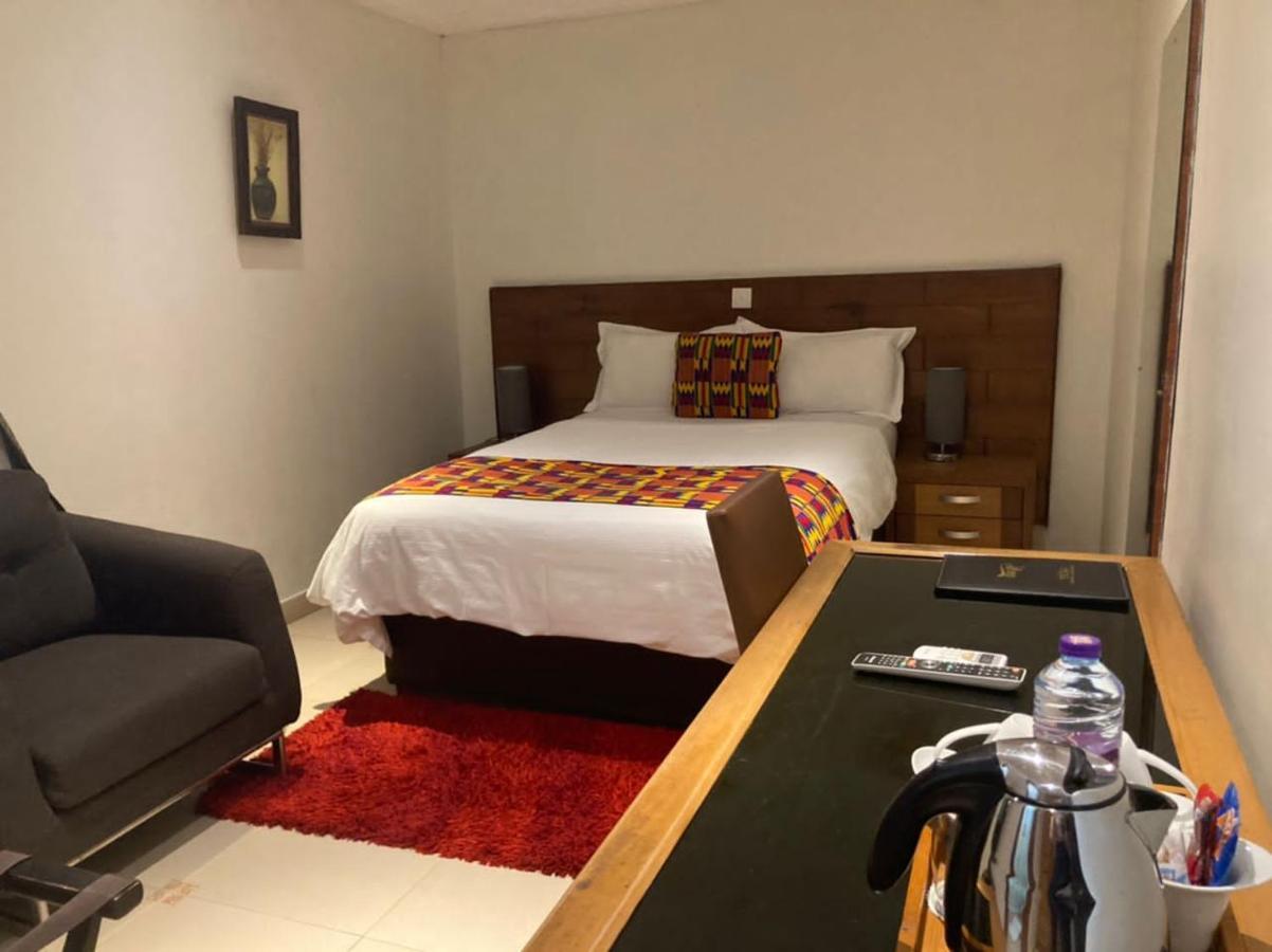 Airport West Hotel Akra Dış mekan fotoğraf