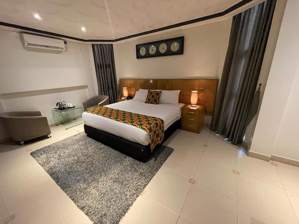 Airport West Hotel Akra Dış mekan fotoğraf