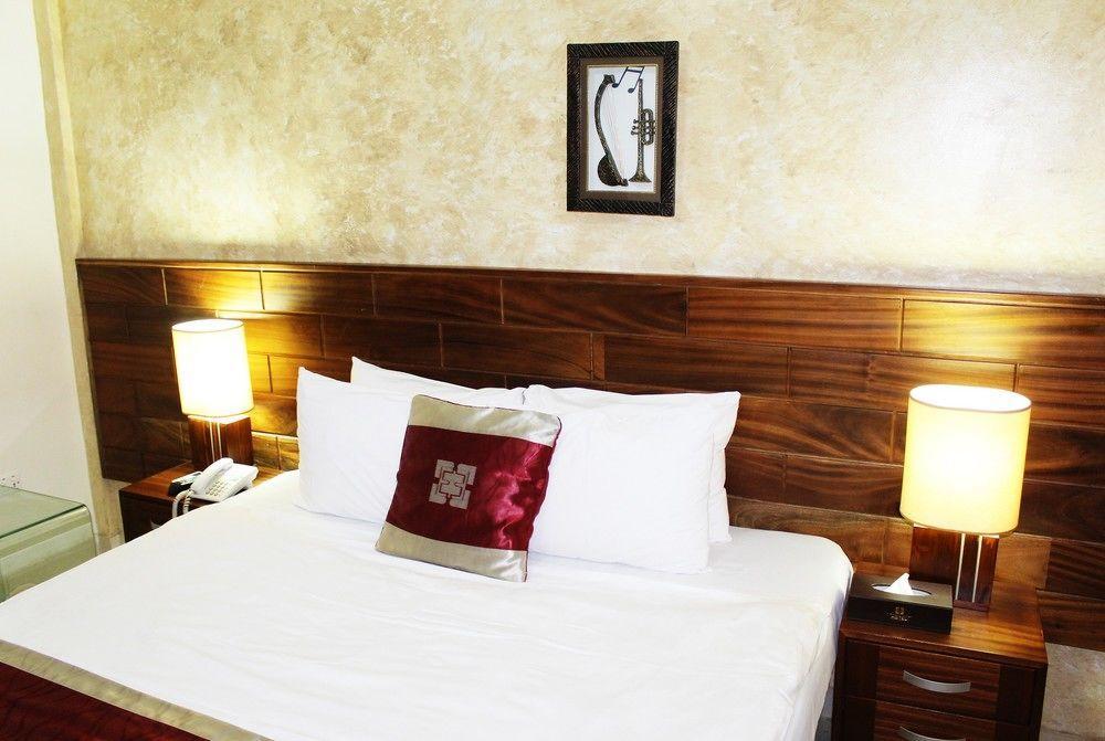 Airport West Hotel Akra Dış mekan fotoğraf