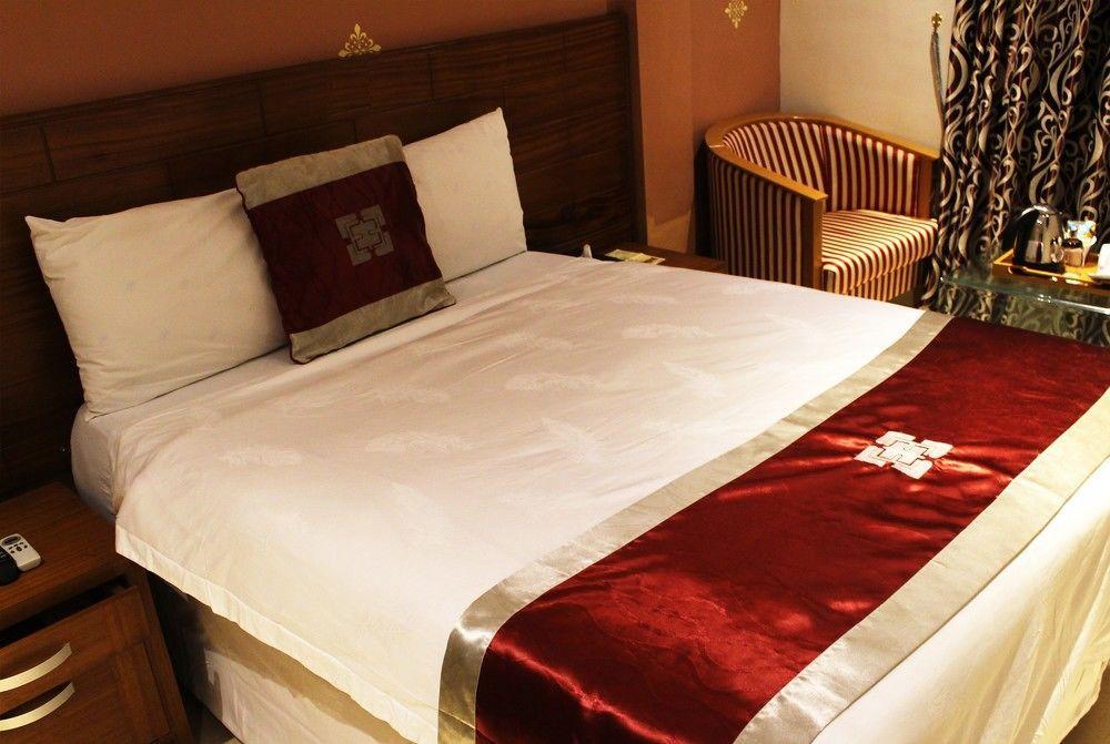 Airport West Hotel Akra Dış mekan fotoğraf