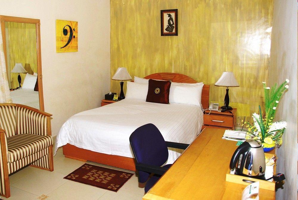 Airport West Hotel Akra Dış mekan fotoğraf
