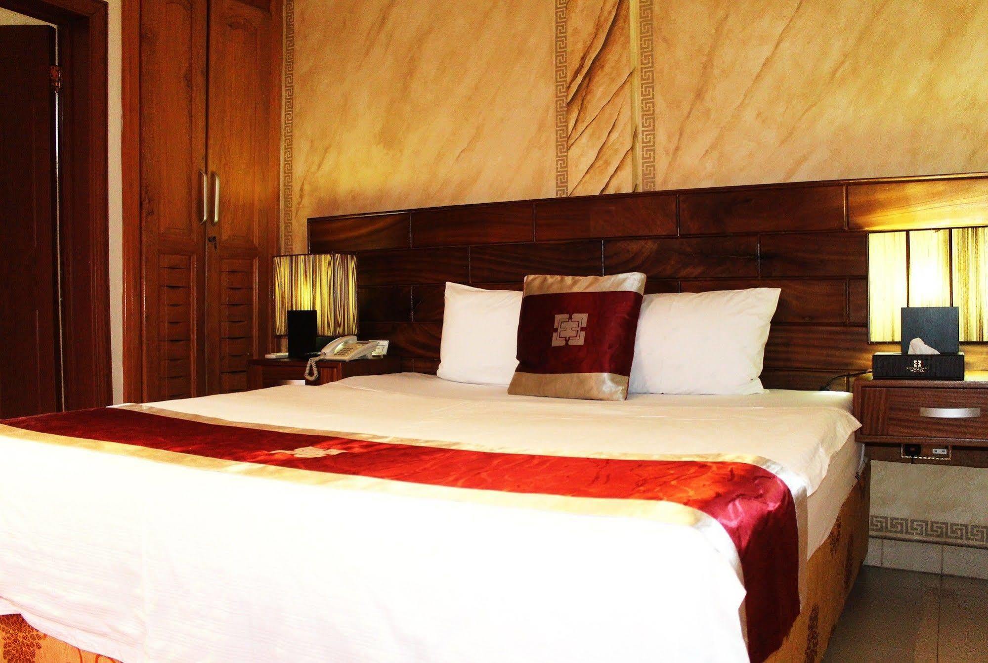 Airport West Hotel Akra Dış mekan fotoğraf