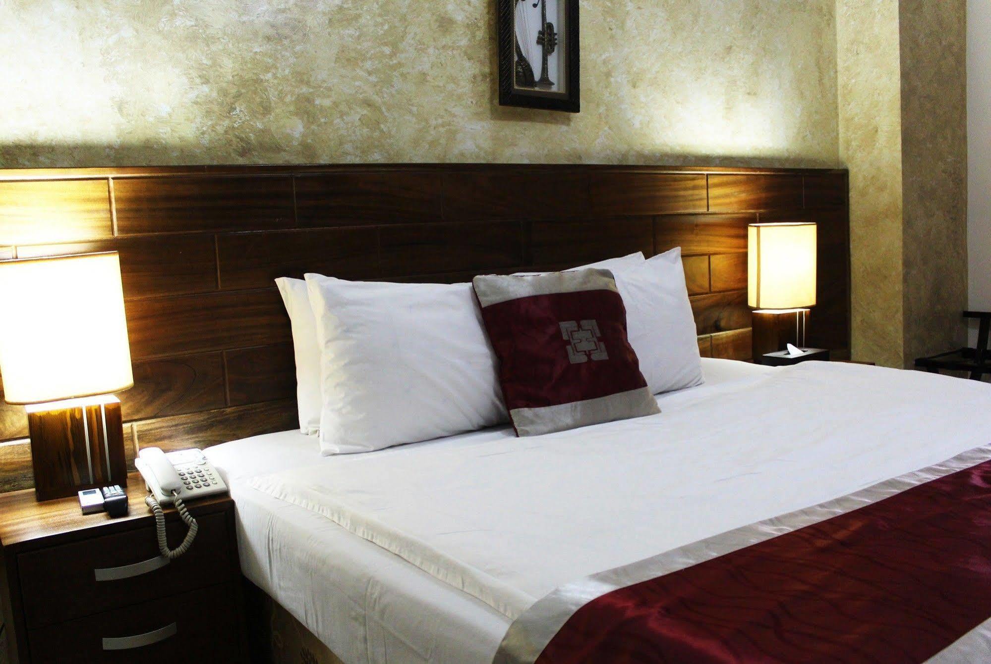 Airport West Hotel Akra Dış mekan fotoğraf