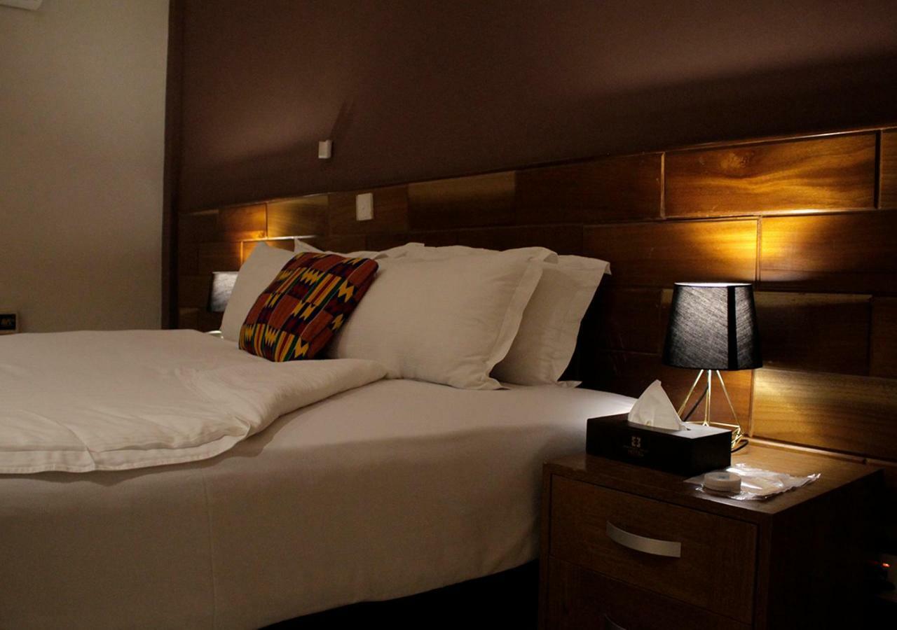 Airport West Hotel Akra Dış mekan fotoğraf