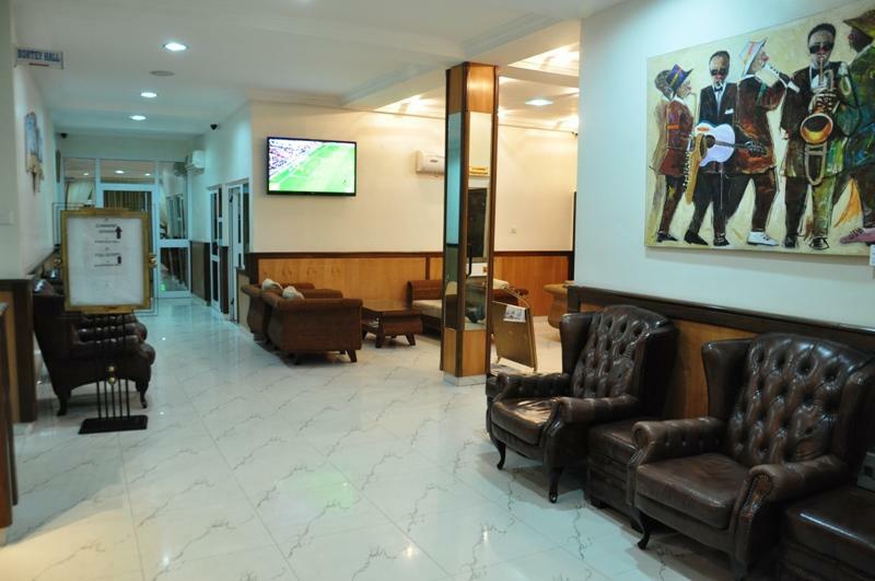 Airport West Hotel Akra Dış mekan fotoğraf